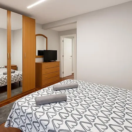 Apartment En El Centro De 2 Hab. Y 2 Banos. *